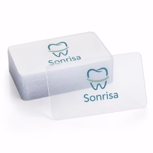 Mockup de tarjetas transparentes para catálogo de productos de impresión.