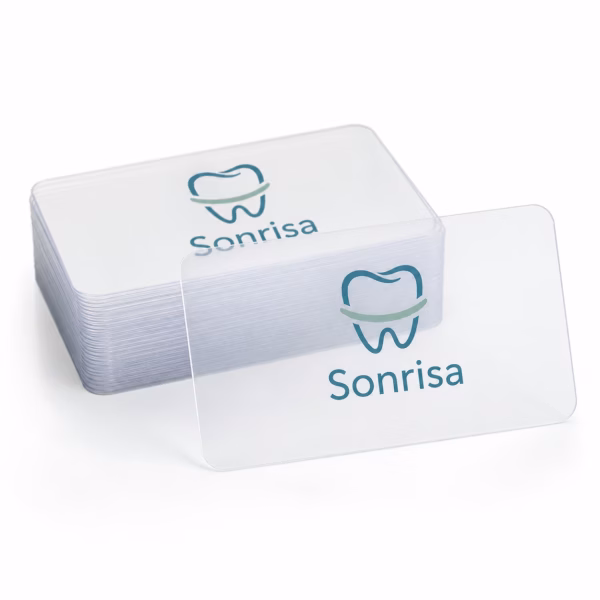 Mockup de tarjetas transparentes para catálogo de productos de impresión.