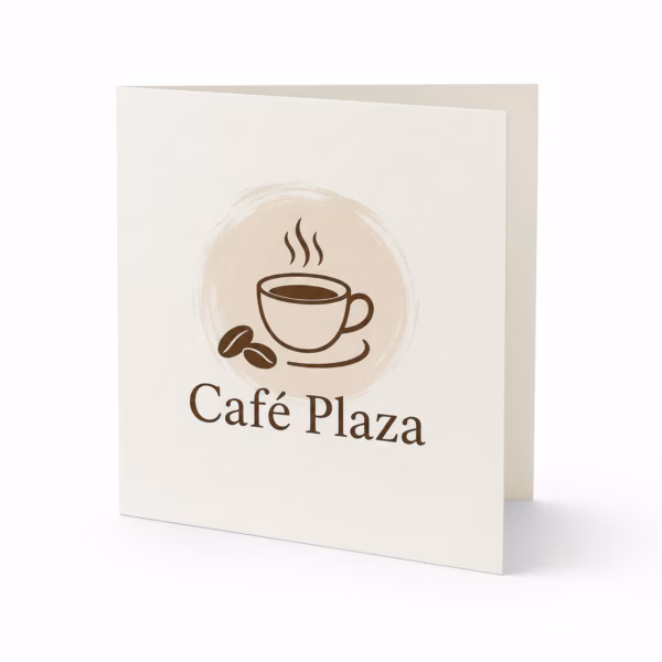 Mockup de tarjetas plegadas y cuadradas para catálogo de productos de impresión.